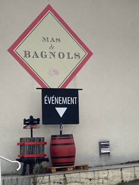 Mas de Bagnols Logo aan de weg